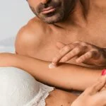 Goliate Óleo de massagem e lubrificante comestível 2 em 1 BIO - avelã 2 ml - amostra - para ela e para ele