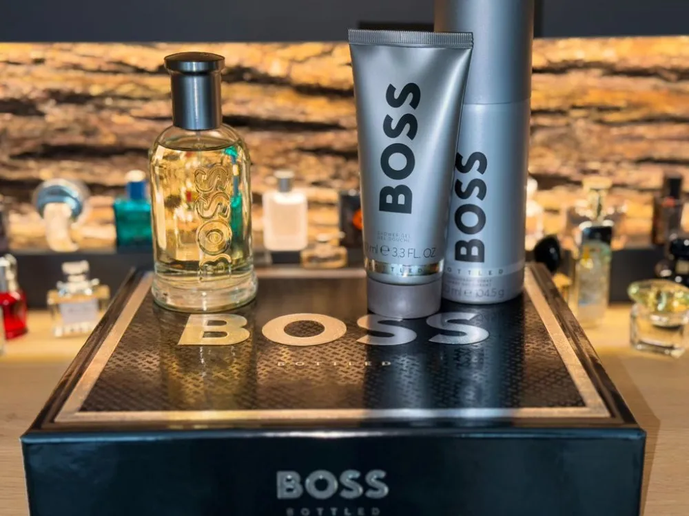 Boss Bottled conjunto de presente para homens eau de toilette 100 ml + gel de banho 100 ml + desodorante spray 150 ml 100 ml + sprchový gel 100 ml + deosprej 150 ml