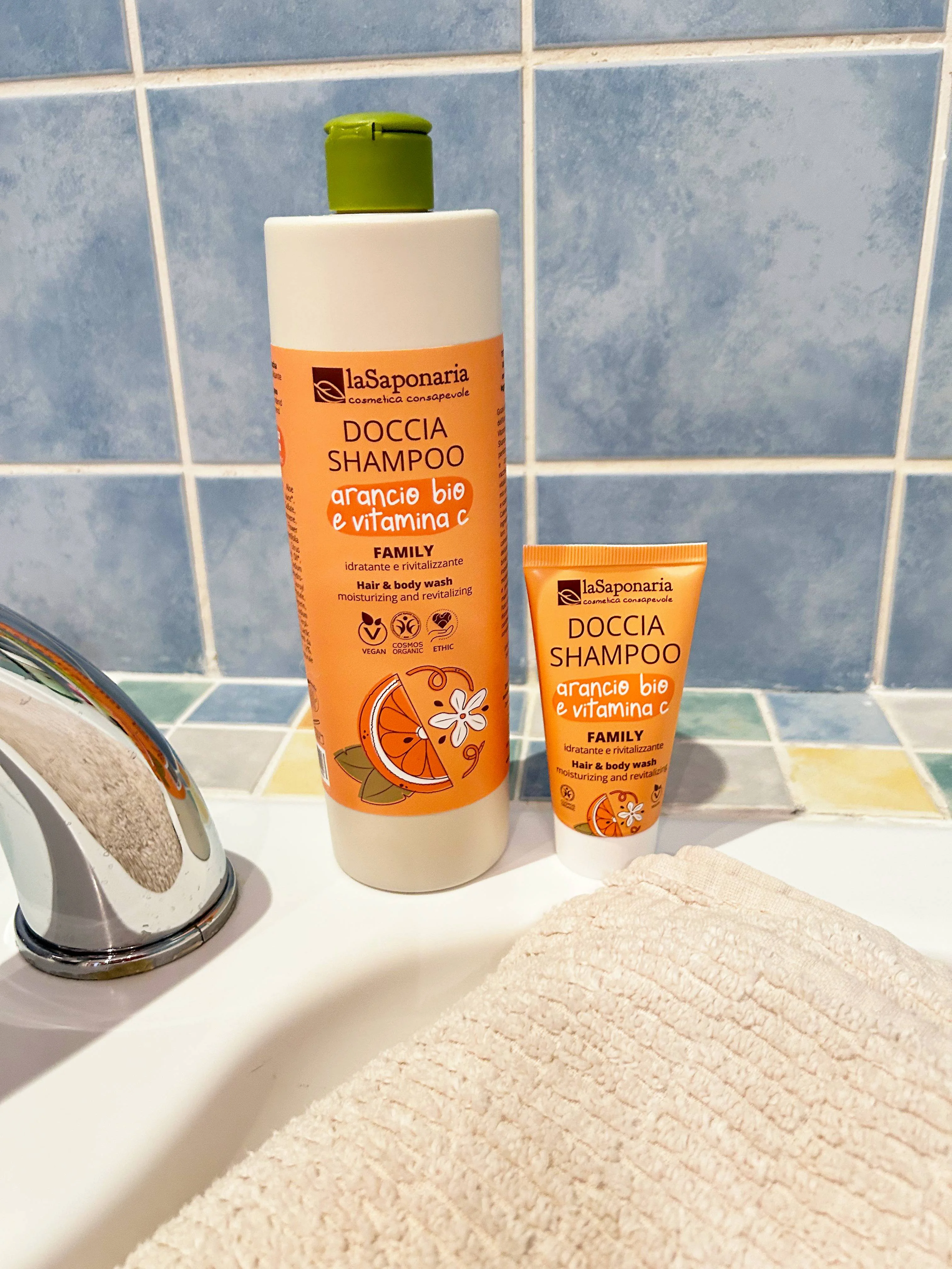 laSaponaria Gel de duche e champô 2 em 1 com laranja BIO e vitamina C para toda a família 30 ml - com uma fragrância doce e estimulante