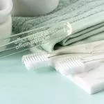 Officina Naturae Escova de dentes branqueadora (média) - cerdas com carbonato de cálcio