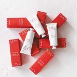 Uoga Uoga Esfoliante facial regenerador com arandos (40 ml) - para uma pele mais lisa e luminosa