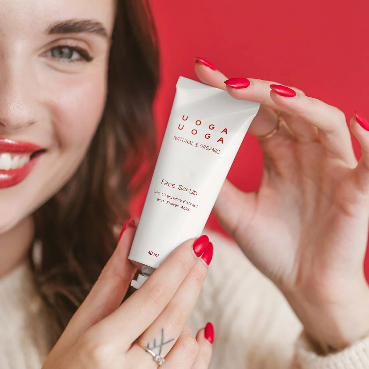 Uoga Uoga Esfoliante facial regenerador com arandos (40 ml) - para uma pele mais lisa e luminosa