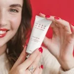 Uoga Uoga Esfoliante facial regenerador com arandos (40 ml) - para uma pele mais lisa e luminosa