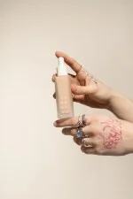 Uoga Uoga Base mineral líquida e sérum SPF 20 BIO (30 ml) 685 Desolate Shore - hidrata e protege a pele