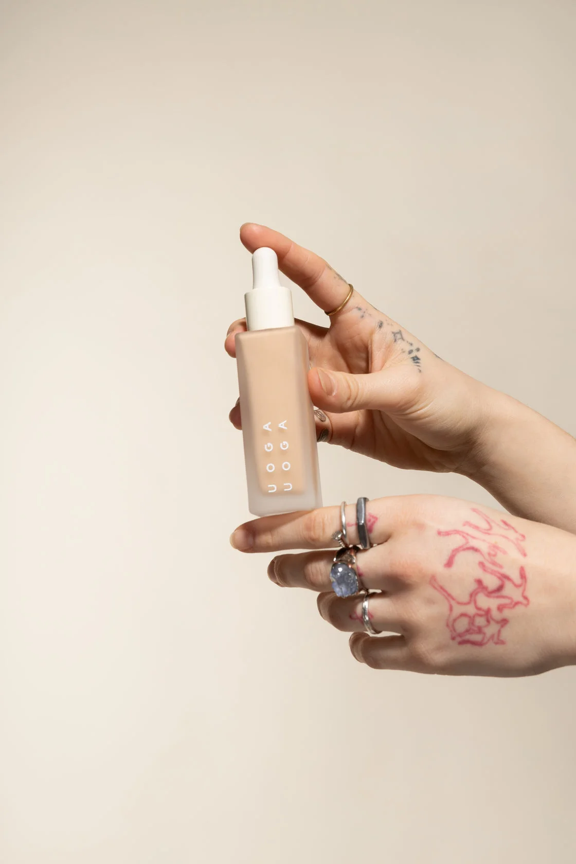 Uoga Uoga Base mineral líquida e sérum SPF 20 BIO (30 ml) 687 Warm Stones - hidrata e protege a pele