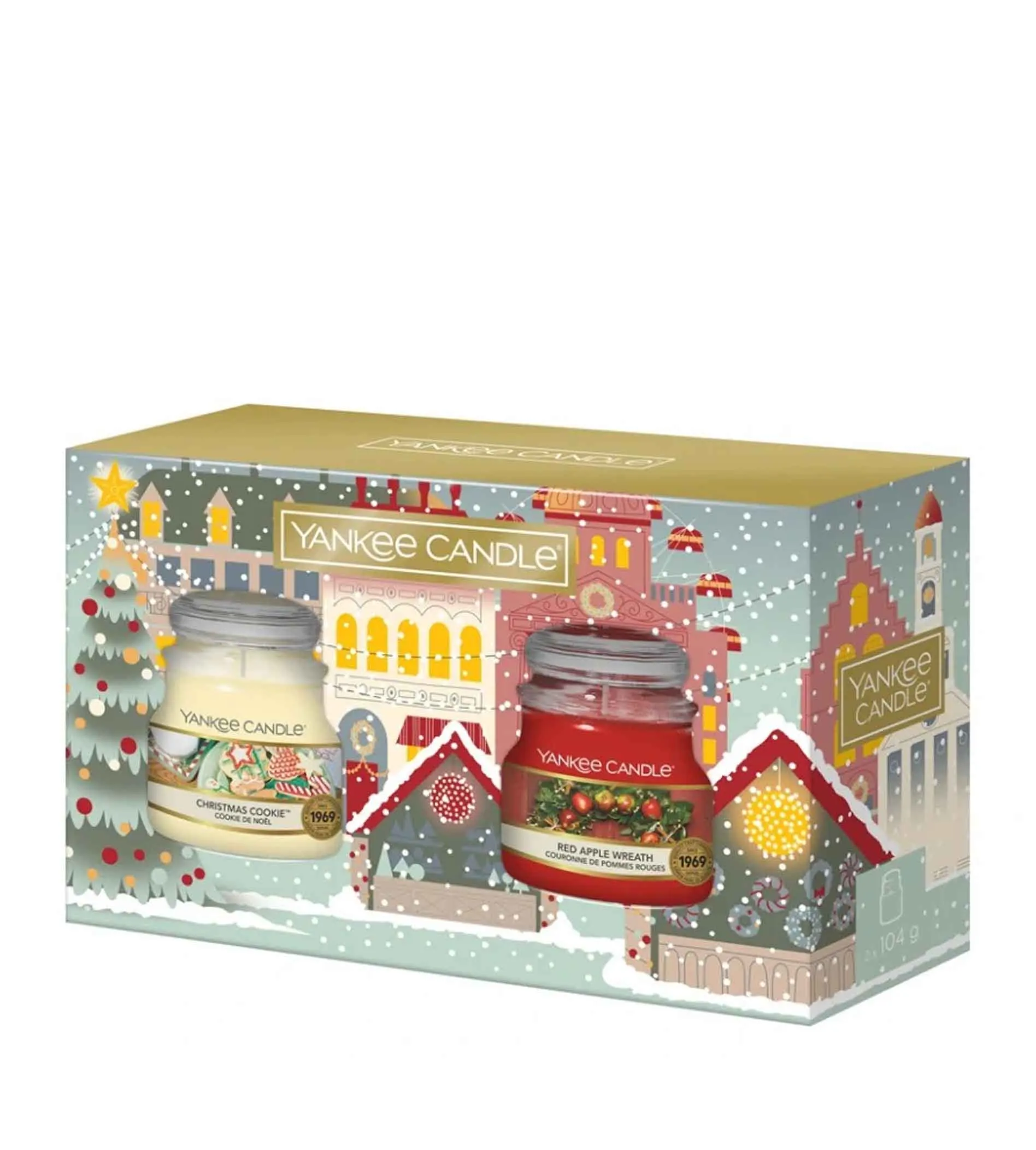 Passport to the Holidays conjunto de presente vela perfumada Christmas Cookie 104 g + vela perfumada Red Apple Wreath 104 g Christmas Cookie 104 g + Red Apple Wreath 104 g