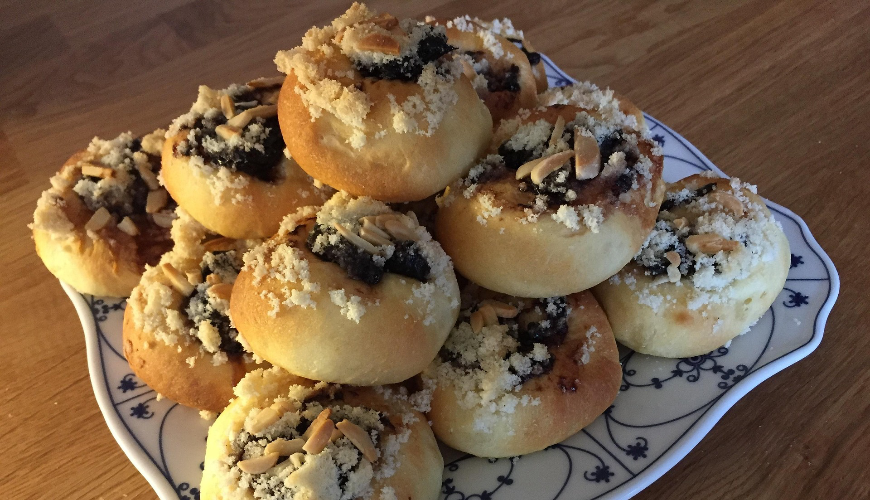 Você pode assar bolos duplamente honrados em casa para que fiquem macios, ricamente recheados e deli