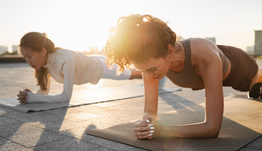A prancha é um exercício simples que fortalece o core quando feito corretamente.