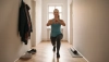 Exercícios no corredor funcionam melhor do que você imagina, mesmo em apartamentos pequenos