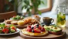 Fazer um brunch em casa é fácil quando você combina itens doces, salgados e uma coisa quente que sat