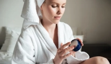 O que é ureia e para que é utilizada se você sofre de mãos secas, descamação ou calcanhares rachados