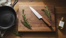 Como cuidar corretamente de uma tábua de madeira, facas e frigideiras