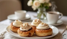 Qual a cobertura para rolos de canela que se adequa ao seu estilo de confeitaria?