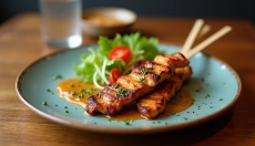Satay de frango como prato popular nos restaurantes tchecos