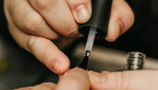 O que significam as estrias verticais nas suas unhas?