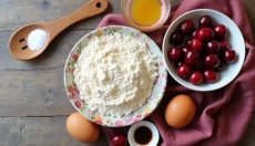 Bolo de frutas fofo de caneca que cheira a verão