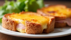 Descubra a magia das torradas gratinadas com presunto e queijo no forno