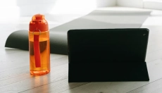 Latas modernas de água como um acessório essencial para a saúde