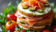 Um bolo salgado de aniversário pode ser decorado e também saboroso.