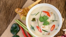 Receita de Tom Kha Gai, que vai aquecê-lo e encantá-lo com seu sabor