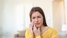 Como lidar com a dor de dente ao tocar e mastigar
