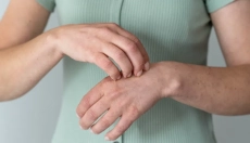 Como tratar as brotoejas em adultos e o que as causa