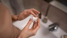 A pomada vitamínica protege a pele contra os efeitos do ambiente circundante.